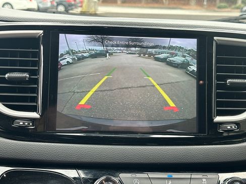 Used 2022 Chrysler Pacifica Touring-L image 28