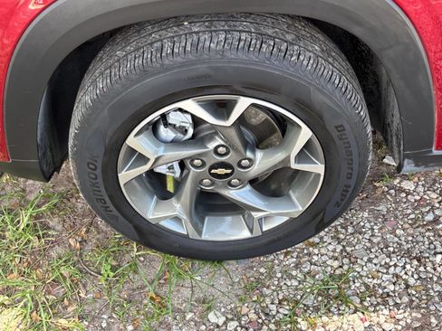 Used 2025 Chevrolet Trax LT FWD image 31