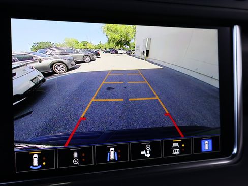 Used 2022 GMC Yukon Denali w/ Advanced Technology Package RWD image 4