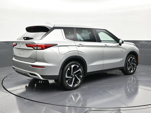 Used 2023 Mitsubishi Outlander 4WD Plug-In Hybrid image 5
