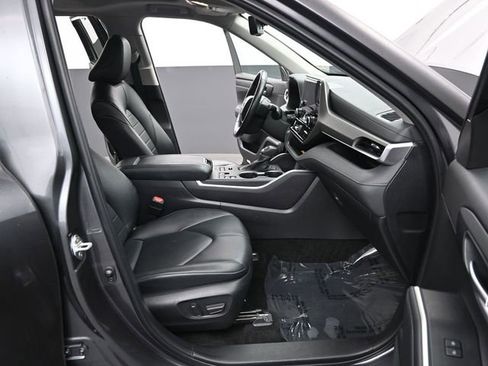 Used 2024 Toyota Highlander XLE image 18