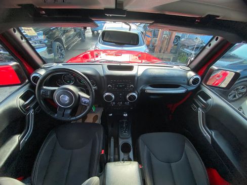 Used 2015 Jeep Wrangler Unlimited Sahara w/ Connectivity Group AWD/4WD image 9