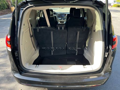 Used 2023 Chrysler Pacifica Touring-L FWD image 32