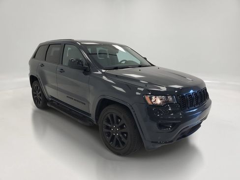 Used 2018 Jeep Grand Cherokee Altitude AWD/4WD image 3
