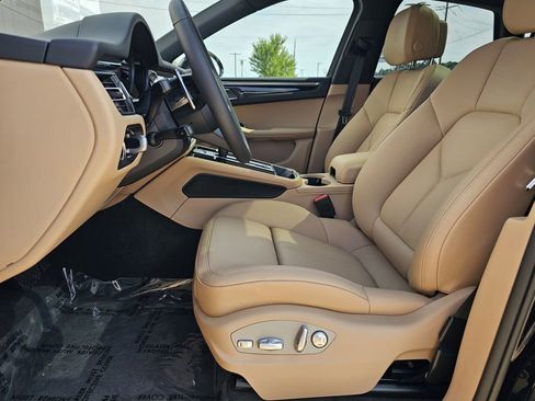Used 2025 Porsche Macan AWD/4WD image 22