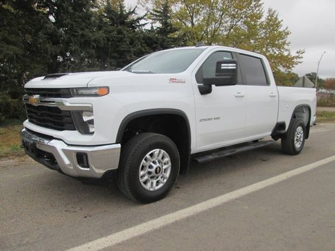 Used 2024 Chevrolet Silverado 2500 LT w/ Convenience Package AWD/4WD image 2