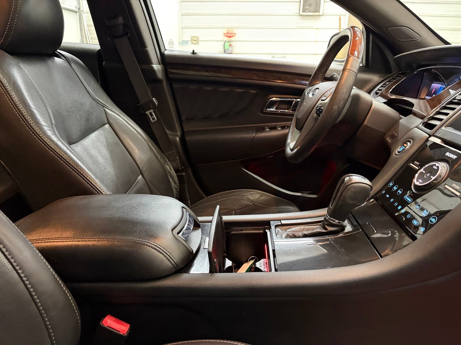 Used 2013 Ford Taurus Limited FWD image 28