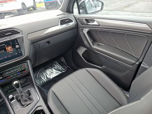 Used 2024 Volkswagen Tiguan SE R-Line image 12