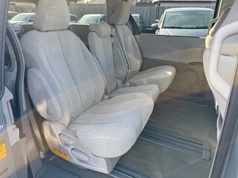Used 2014 Toyota Sienna LE image 71
