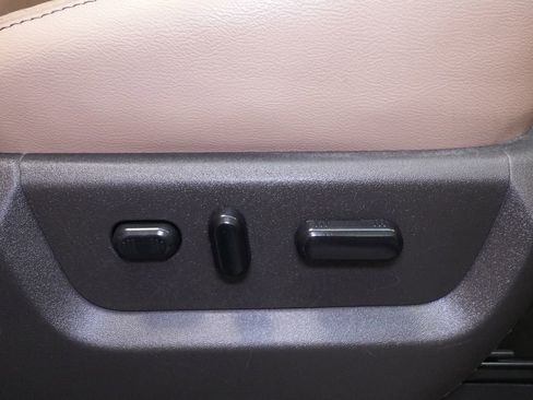 Used 2014 Ford F350 Lariat image 25