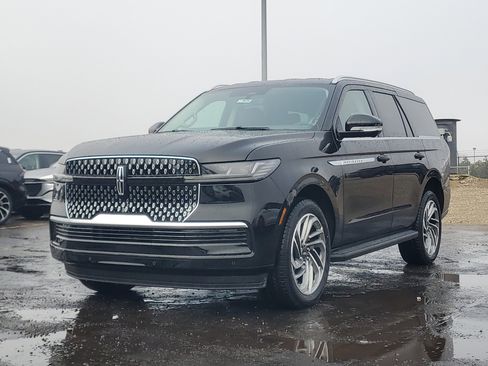 New 2026 Lincoln Navigator Premiere image 2