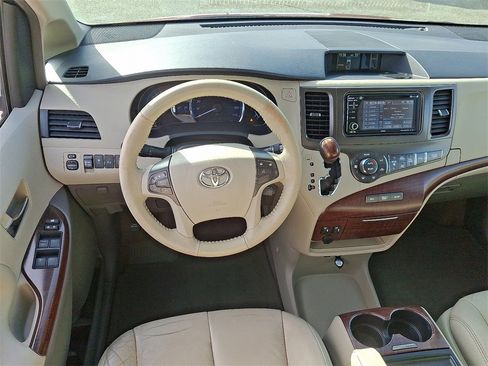 Used 2014 Toyota Sienna XLE image 10