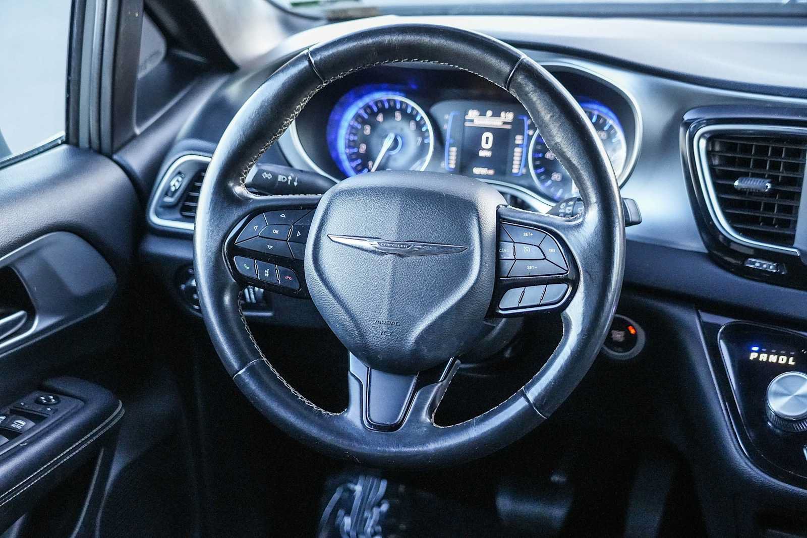 Used 2020 Chrysler Pacifica Touring w/ S Appearance Package FWD image 15