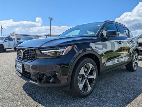 New 2025 Volvo XC40 B5 Plus w/ Protection Package Premier image 8
