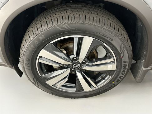 Used 2023 Nissan Rogue SL w/ SL Premium Package image 11