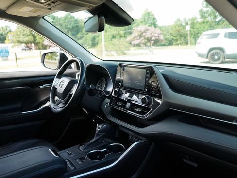 Used 2022 Toyota Highlander XLE FWD image 15