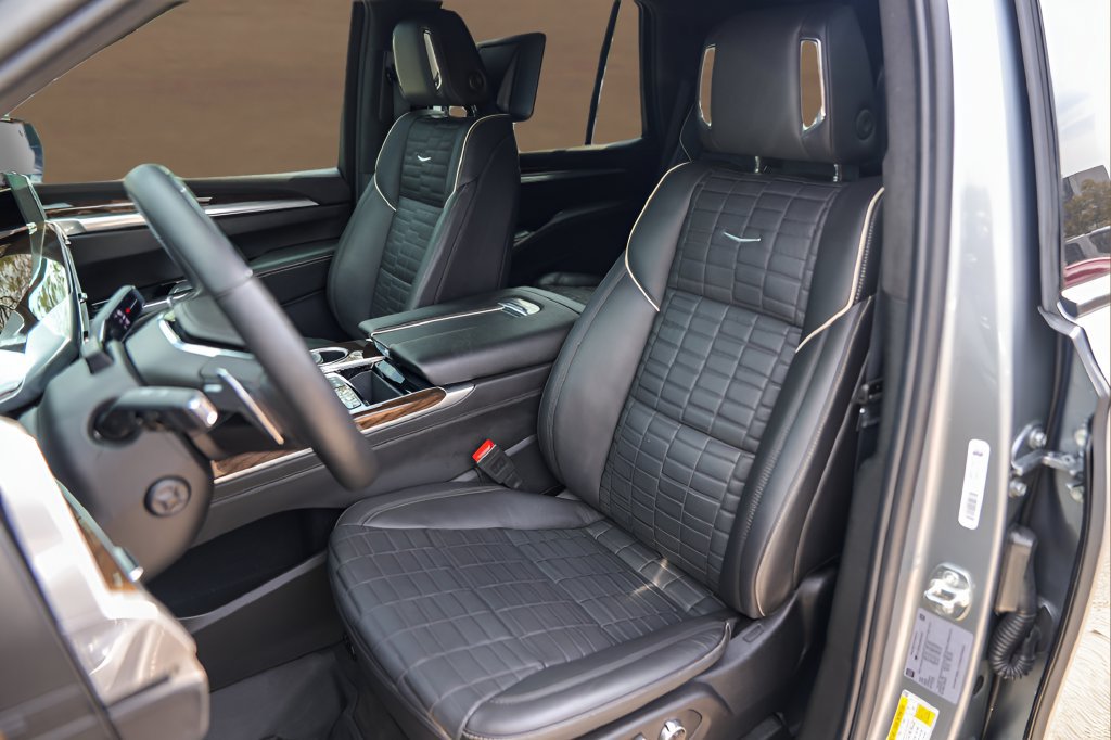 Certified 2025 Cadillac Escalade Sport Platinum w/ LPO, ONYX Package AWD/4WD image 7