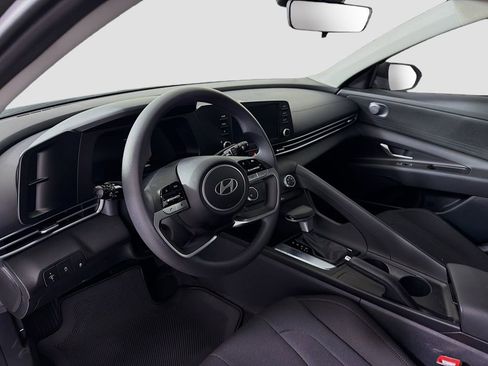 Used 2025 Hyundai Elantra SE image 11
