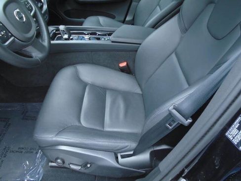 Used 2025 Volvo XC60 B5 Core image 10