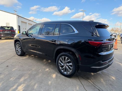 Used 2025 Buick Enclave Preferred w/ Power Package image 9