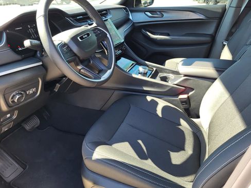 New 2025 Jeep Grand Cherokee Laredo image 14