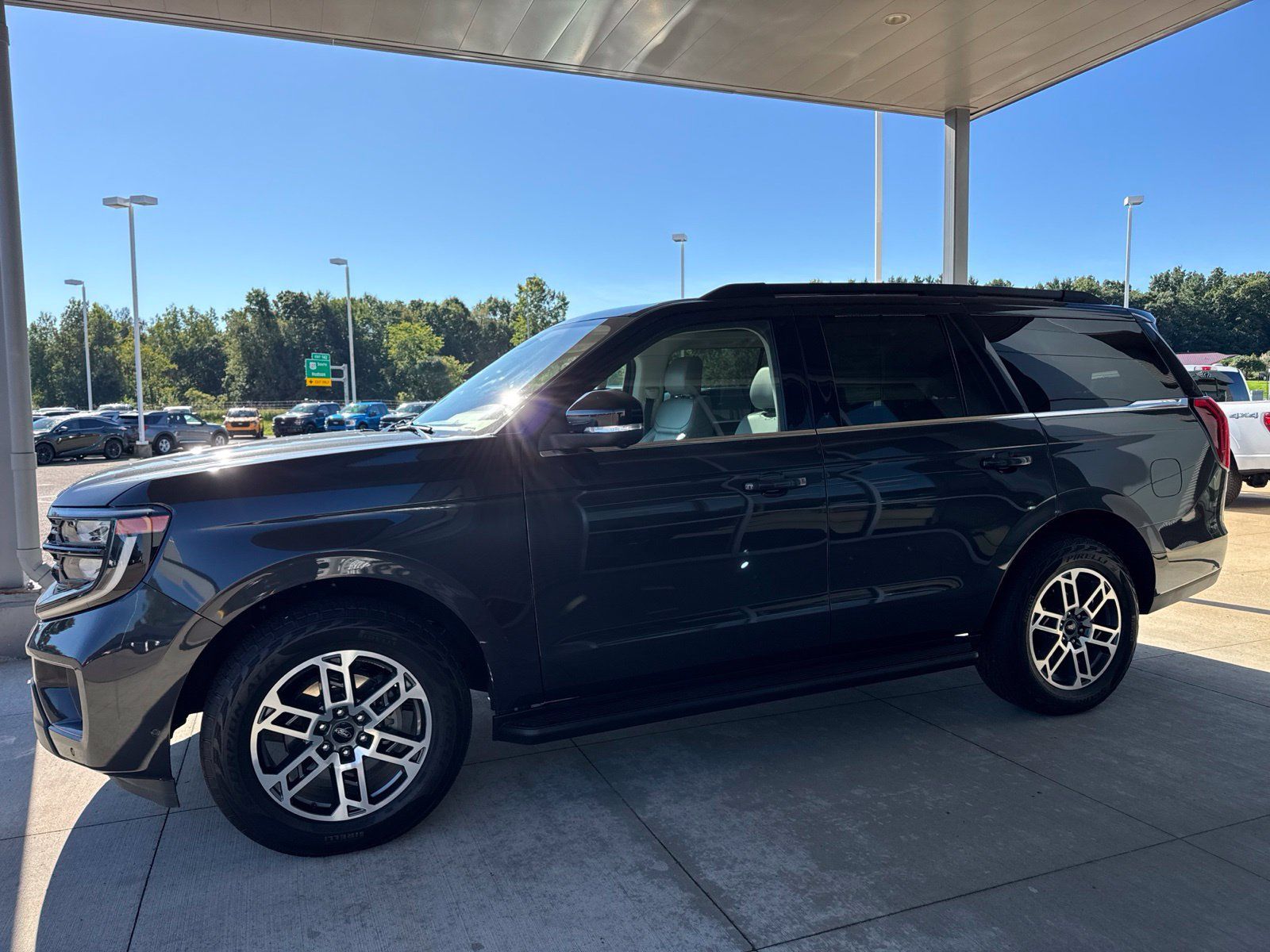 Used 2025 Ford Expedition Active AWD/4WD image 4