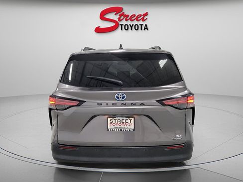 Certified 2021 Toyota Sienna XLE image 3