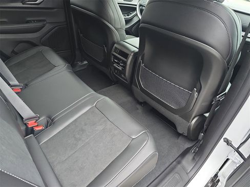 New 2025 Jeep Grand Cherokee Laredo image 12