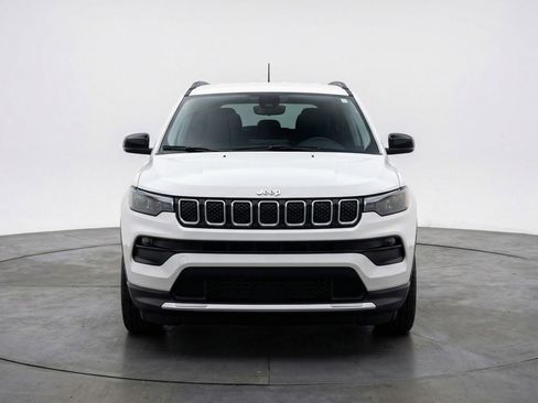 Used 2025 Jeep Compass Latitude AWD/4WD image 2