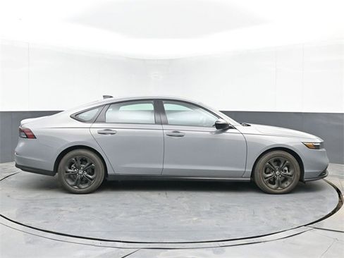 Used 2025 Honda Accord SE image 11