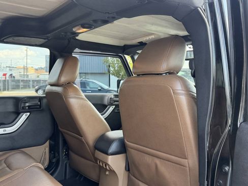 Used 2016 Jeep Wrangler Unlimited Sahara w/ Dual Top Group AWD/4WD image 9