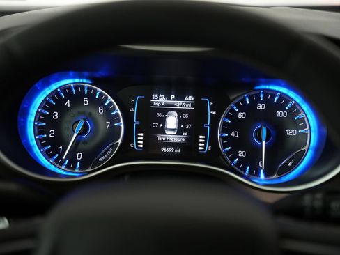 Used 2022 Chrysler Voyager LX FWD image 16