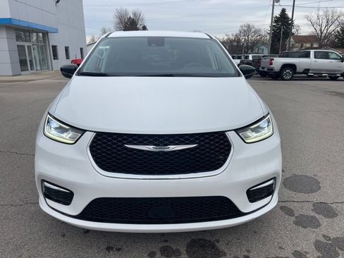 Used 2024 Chrysler Pacifica Touring-L image 9