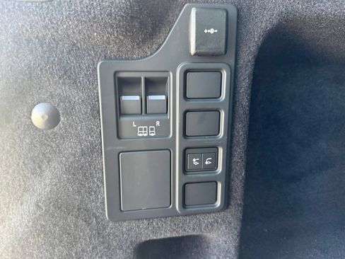Used 2025 Land Rover Discovery Dynamic SE AWD/4WD image 23