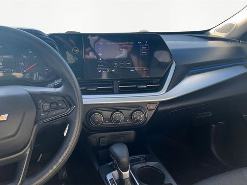 Used 2025 Chevrolet Trax LS w/ LS Convenience Package image 6