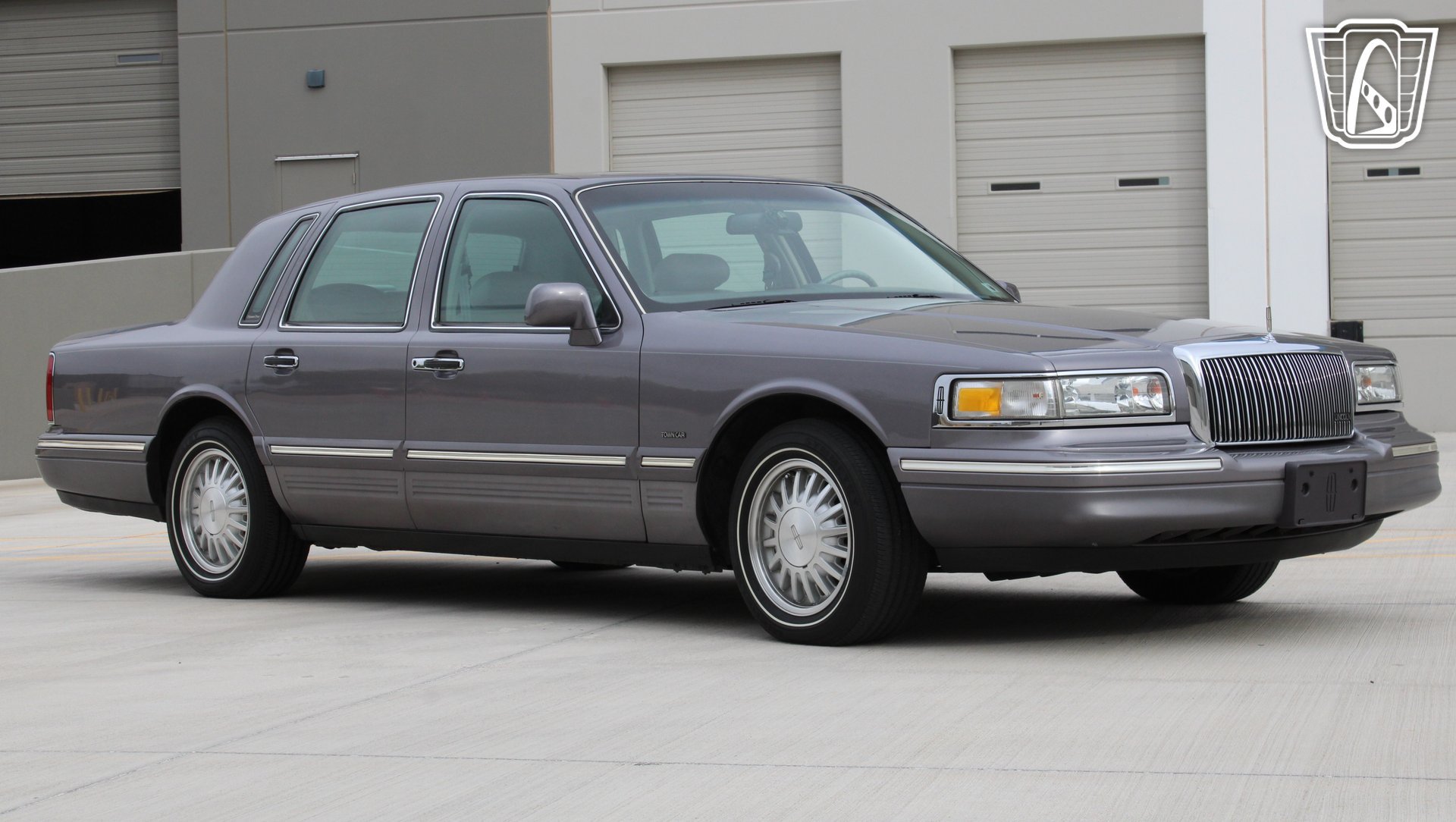 Used 1996 Lincoln Town Car Signature RWD image 7