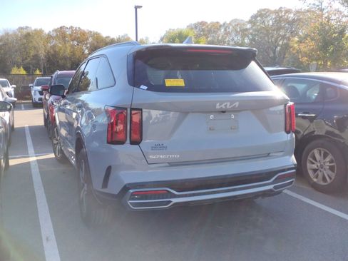 Used 2023 Kia Sorento EX w/ Panoramic Sunroof Package image 4
