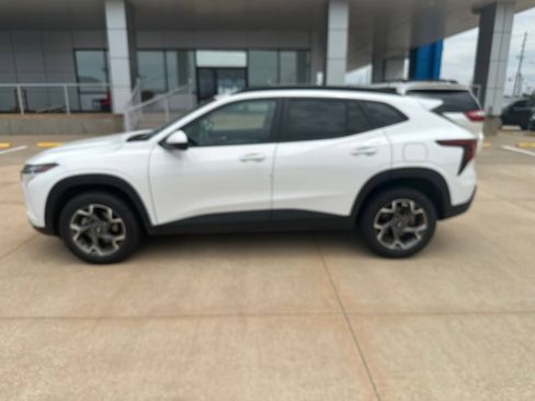 Used 2025 Chevrolet Trax LT FWD image 28