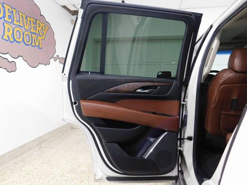 Used 2015 Cadillac Escalade Luxury image 70