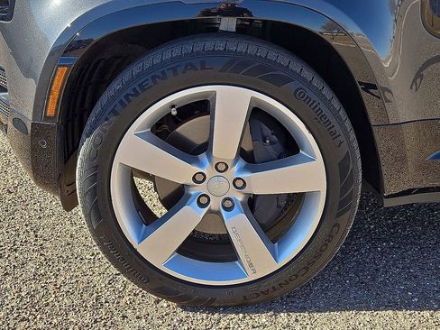 Used 2025 Land Rover Defender 110 X-Dynamic SE image 10