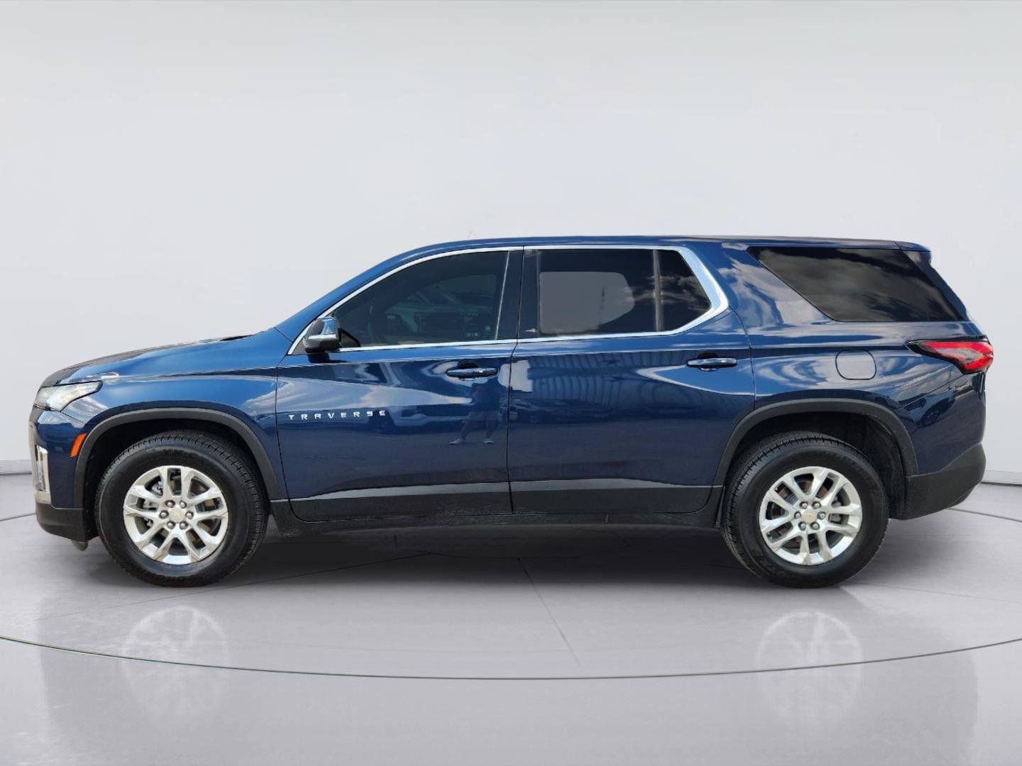 Used 2023 Chevrolet Traverse LS w/ Safety Package FWD image 4