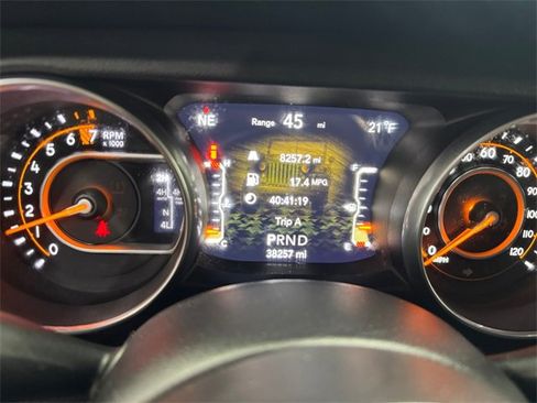 Used 2018 Jeep Wrangler Unlimited Sahara image 2