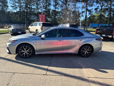 Used 2023 Toyota Camry SE image 2