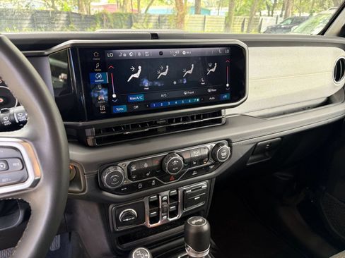 Used 2025 Jeep Wrangler Unlimited Sahara AWD/4WD image 20
