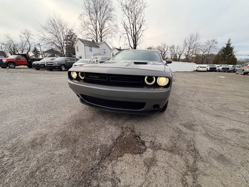Used 2019 Dodge Challenger SXT image 2