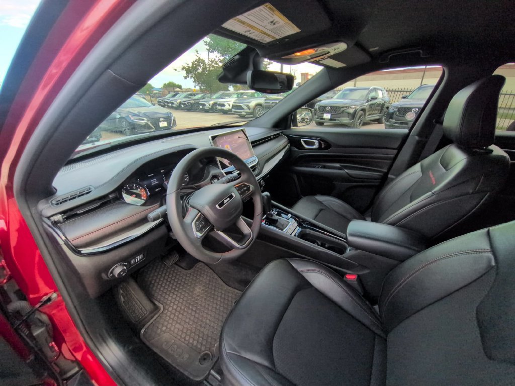 Used 2025 Jeep Compass Trailhawk AWD/4WD image 12