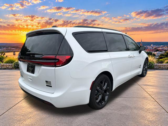 New 2027 Chrysler Pacifica Select FWD image 4