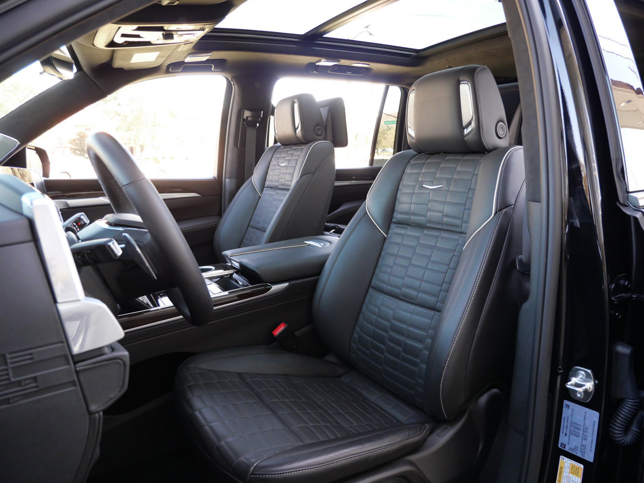 Used 2026 Cadillac Escalade ESV Platinum Sport w/ LPO, ONYX Package AWD/4WD image 14