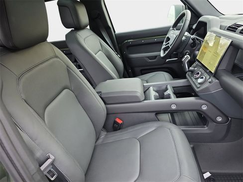 New 2026 Land Rover Defender 110 X-Dynamic SE image 10