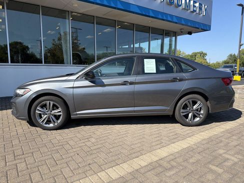 Used 2024 Volkswagen Jetta SE FWD image 2